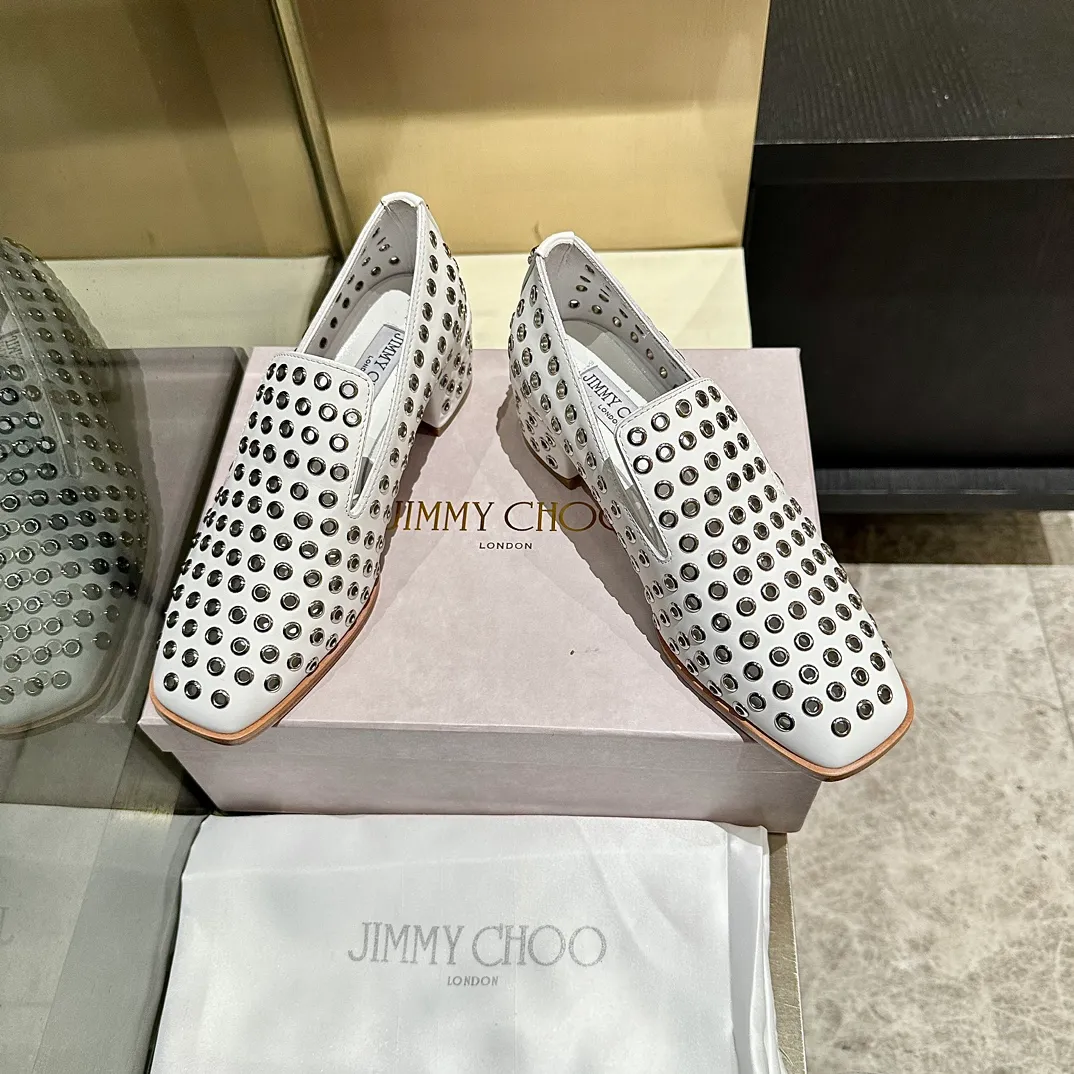 👟👟Ex-factory price 660👟👟 The new JIMMY CHOO, Loaf shoes, exclusive sale, rivet decoration design style is very unique, designed with the latest technology, strong three-dimensional effect👍Multiple technologies are integrated together, subverting fashion, super stylish! The combination is super beautiful. The original version is 1:1, versatile and trendy, both salty and sweet! Size: 35-40 Outsole: Leather outsole